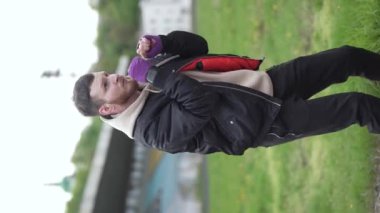 Eğitim sırasında bir erkek boksörün dikey videosu