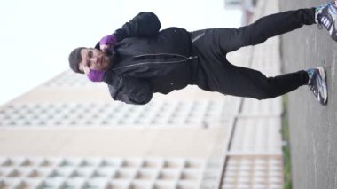 Eğitim sırasında bir erkek boksörün dikey videosu