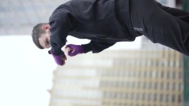 Eğitim sırasında bir erkek boksörün dikey videosu