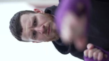 Eğitim sırasında bir erkek boksörün dikey videosu