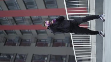 Eğitim sırasında bir erkek boksörün dikey videosu