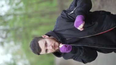 Eğitim sırasında bir erkek boksörün dikey videosu