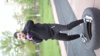 Eğitim sırasında bir erkek boksörün dikey videosu