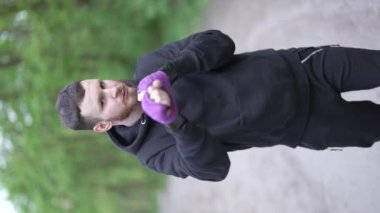 Eğitim sırasında bir erkek boksörün dikey videosu