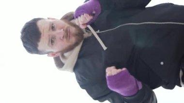 Eğitim sırasında bir erkek boksörün dikey videosu