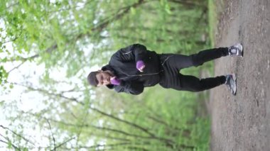 Eğitim sırasında bir erkek boksörün dikey videosu