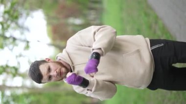 Eğitim sırasında bir erkek boksörün dikey videosu