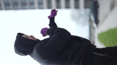 Eğitim sırasında bir erkek boksörün dikey videosu