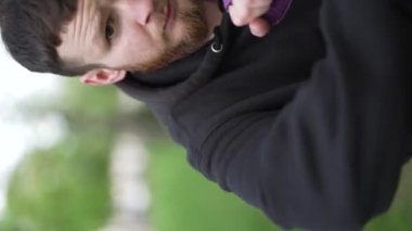 Eğitim sırasında bir erkek boksörün dikey videosu