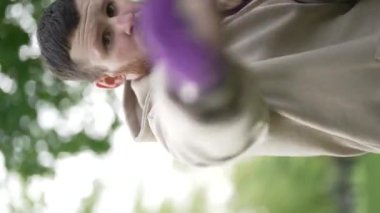 Eğitim sırasında bir erkek boksörün dikey videosu