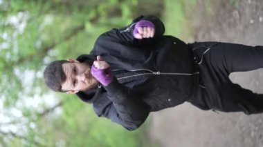 Eğitim sırasında bir erkek boksörün dikey videosu