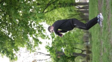 Eğitim sırasında bir erkek boksörün dikey videosu