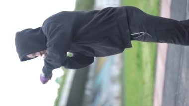 Eğitim sırasında bir erkek boksörün dikey videosu