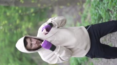 Eğitim sırasında bir erkek boksörün dikey videosu