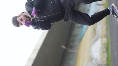 Eğitim sırasında bir erkek boksörün dikey videosu