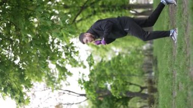 Eğitim sırasında bir erkek boksörün dikey videosu