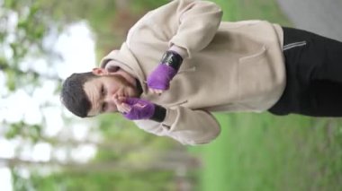 Eğitim sırasında bir erkek boksörün dikey videosu