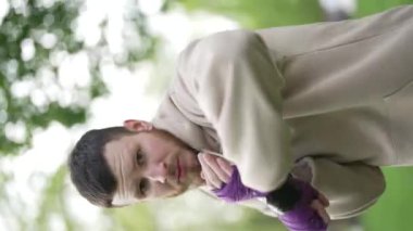 Eğitim sırasında bir erkek boksörün dikey videosu