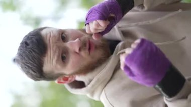 Eğitim sırasında bir erkek boksörün dikey videosu