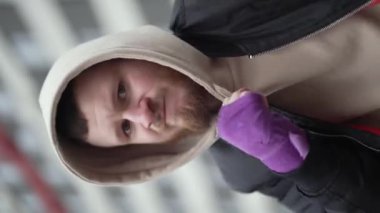 Eğitim sırasında bir erkek boksörün dikey videosu