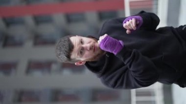 Eğitim sırasında bir erkek boksörün dikey videosu