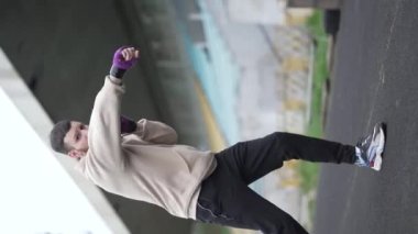 Eğitim sırasında bir erkek boksörün dikey videosu