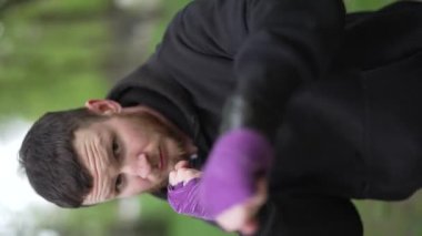 Eğitim sırasında bir erkek boksörün dikey videosu