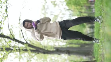 Eğitim sırasında bir erkek boksörün dikey videosu