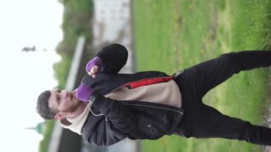 Eğitim sırasında bir erkek boksörün dikey videosu