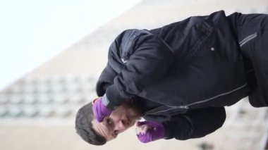 Eğitim sırasında bir erkek boksörün dikey videosu