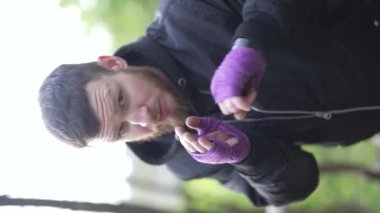 Eğitim sırasında bir erkek boksörün dikey videosu