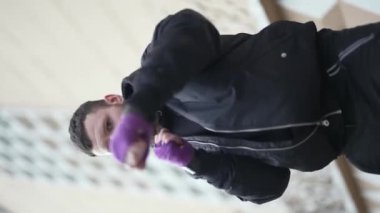 Eğitim sırasında bir erkek boksörün dikey videosu