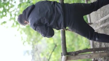 Eğitim sırasında bir erkek boksörün dikey videosu