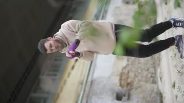 Eğitim sırasında bir erkek boksörün dikey videosu