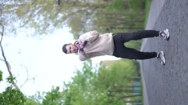 Eğitim sırasında bir erkek boksörün dikey videosu