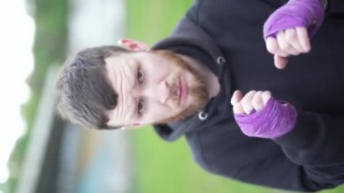 Eğitim sırasında bir erkek boksörün dikey videosu