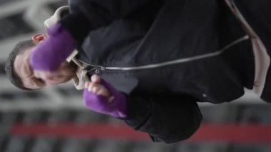 Eğitim sırasında bir erkek boksörün dikey videosu