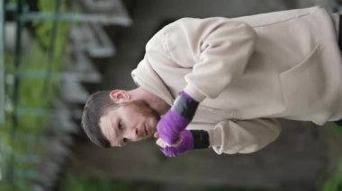 Eğitim sırasında bir erkek boksörün dikey videosu