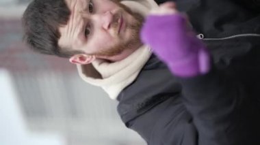 Eğitim sırasında bir erkek boksörün dikey videosu