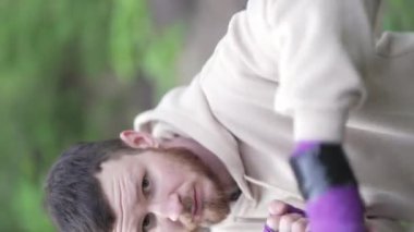 Eğitim sırasında bir erkek boksörün dikey videosu