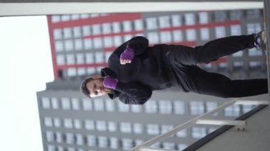 Eğitim sırasında bir erkek boksörün dikey videosu