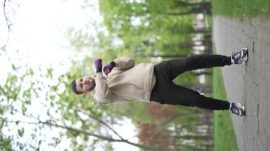 Eğitim sırasında bir erkek boksörün dikey videosu