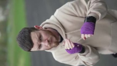 Eğitim sırasında bir erkek boksörün dikey videosu