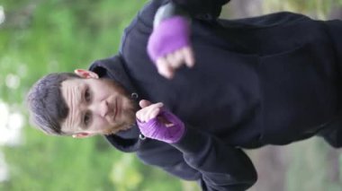 Eğitim sırasında bir erkek boksörün dikey videosu