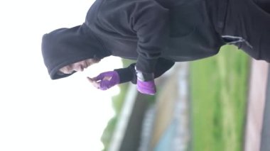 Eğitim sırasında bir erkek boksörün dikey videosu