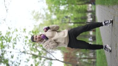 Eğitim sırasında bir erkek boksörün dikey videosu