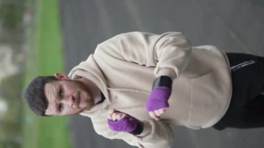 Eğitim sırasında bir erkek boksörün dikey videosu