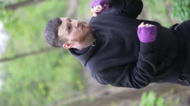 Eğitim sırasında bir erkek boksörün dikey videosu