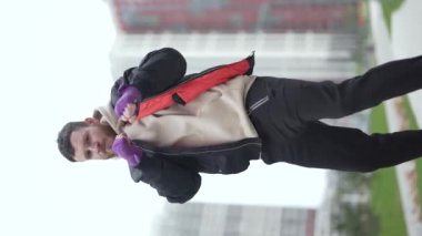 Eğitim sırasında bir erkek boksörün dikey videosu