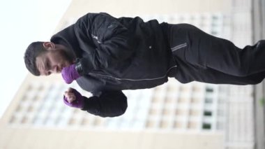 Eğitim sırasında bir erkek boksörün dikey videosu